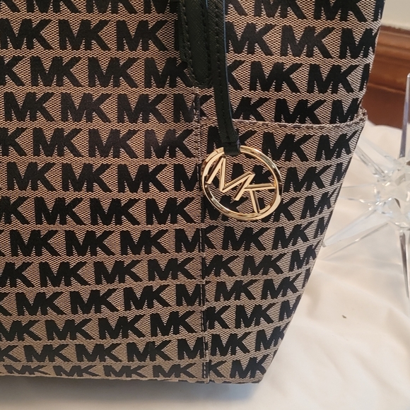 Micheal kors Shoulderbag Tan and Black Mono - Picture 3 of 8